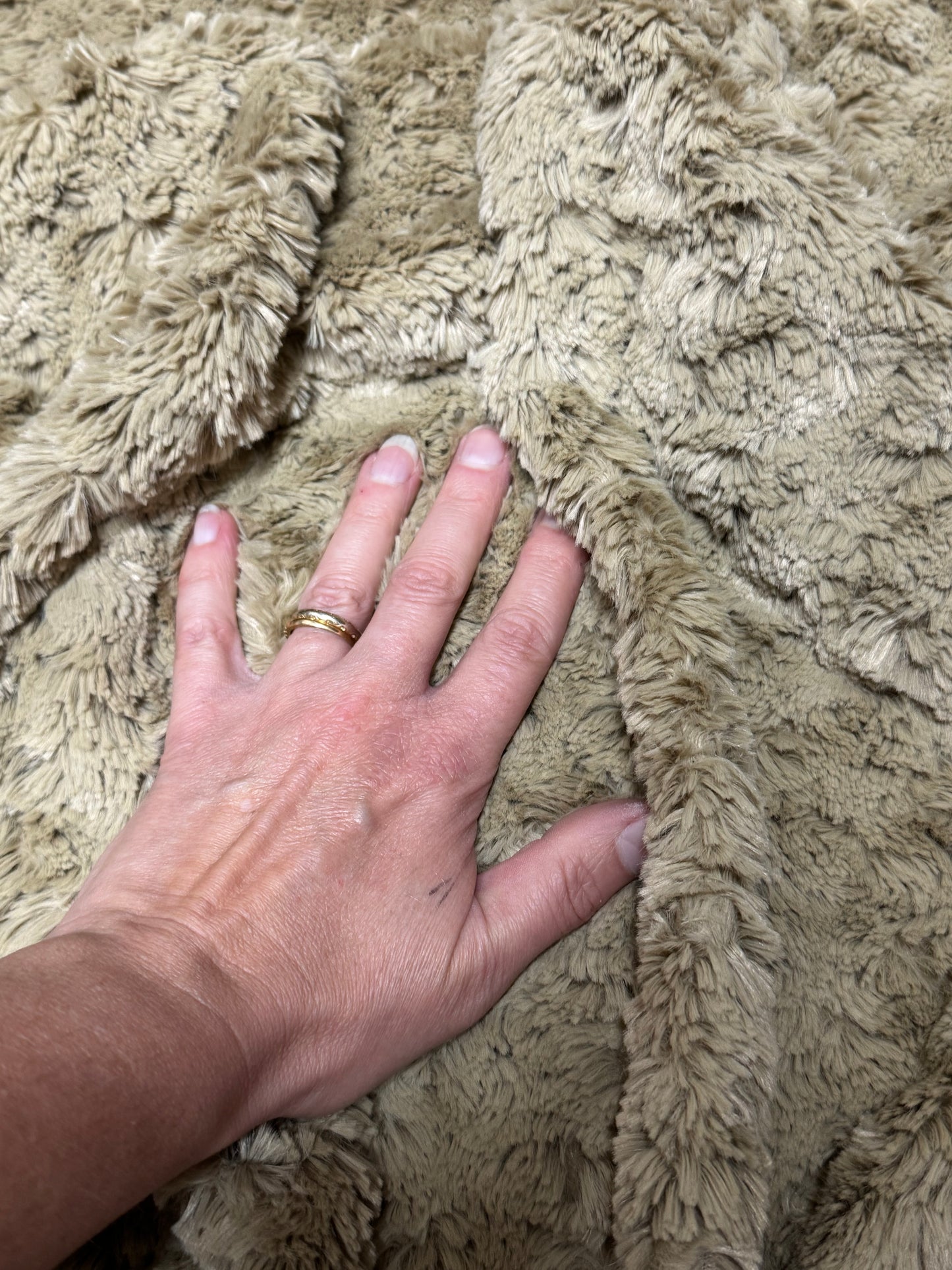 fausse fourrure beige douce structurée tissu pour couture et accessoires