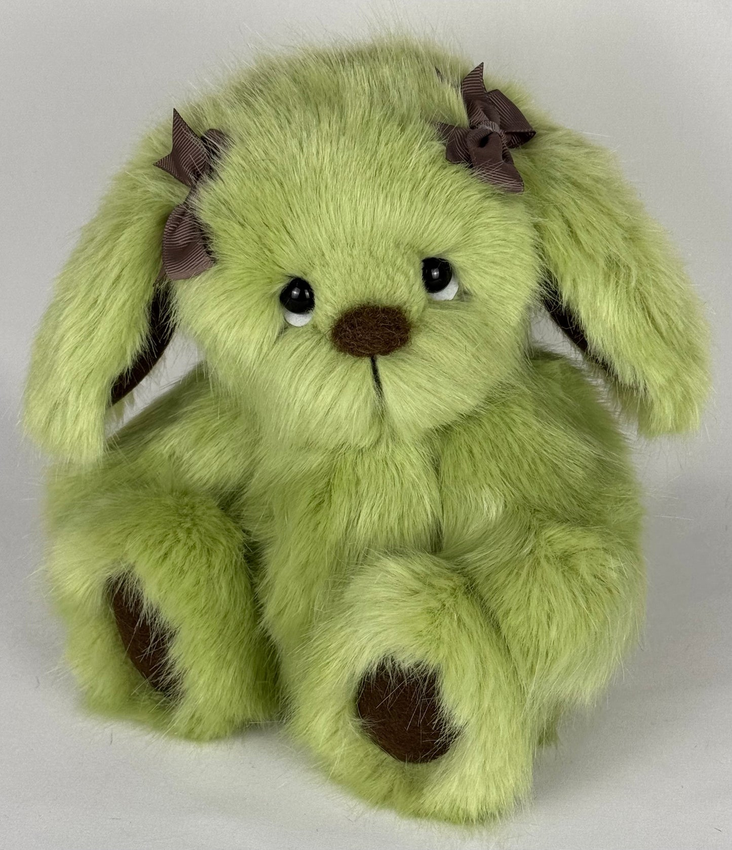 Peluches d’artiste faites main – Lapine articulée à l’ancienne avec nez marron feutré à l’aiguille