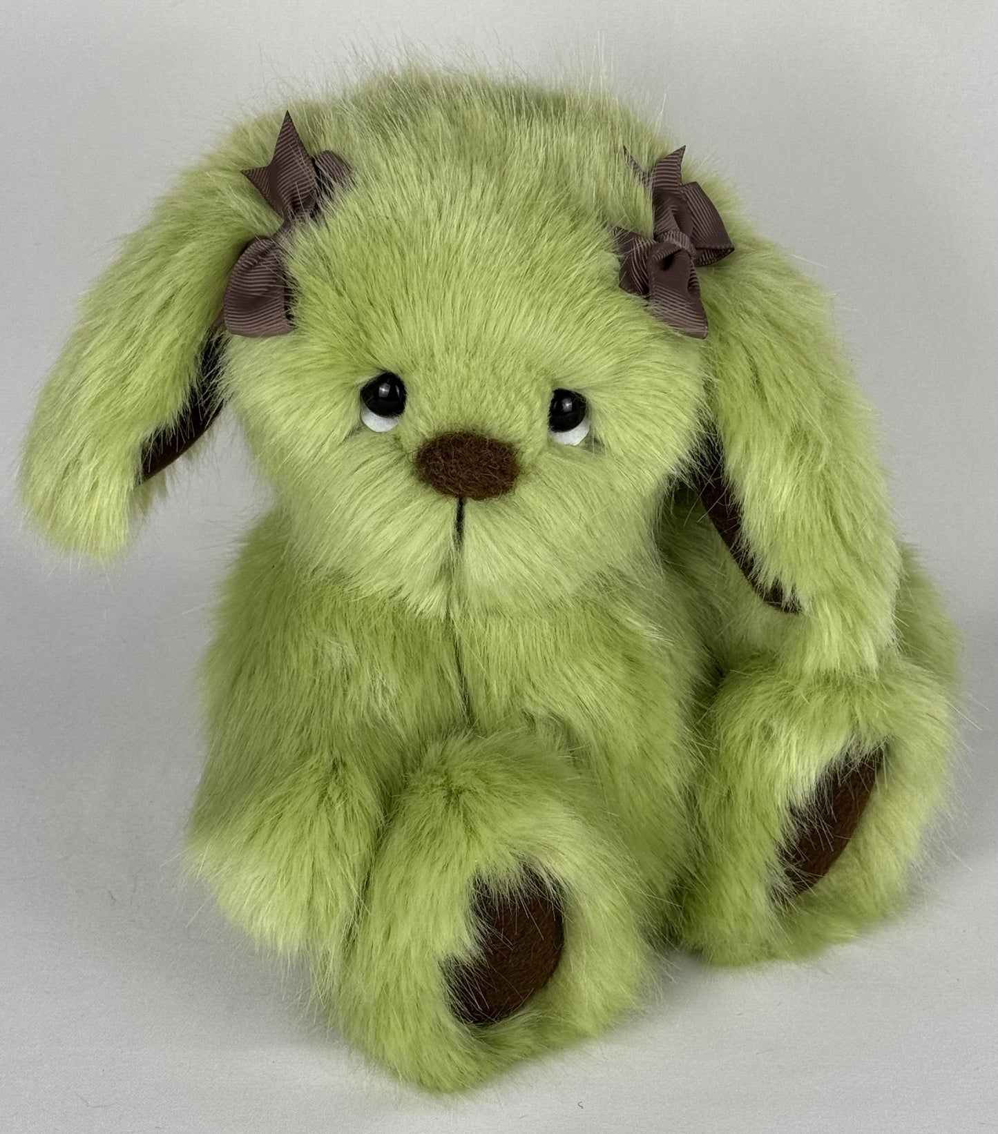 Lapine de collection unique en fausse fourrure verte, articulée tête, bras et jambes
