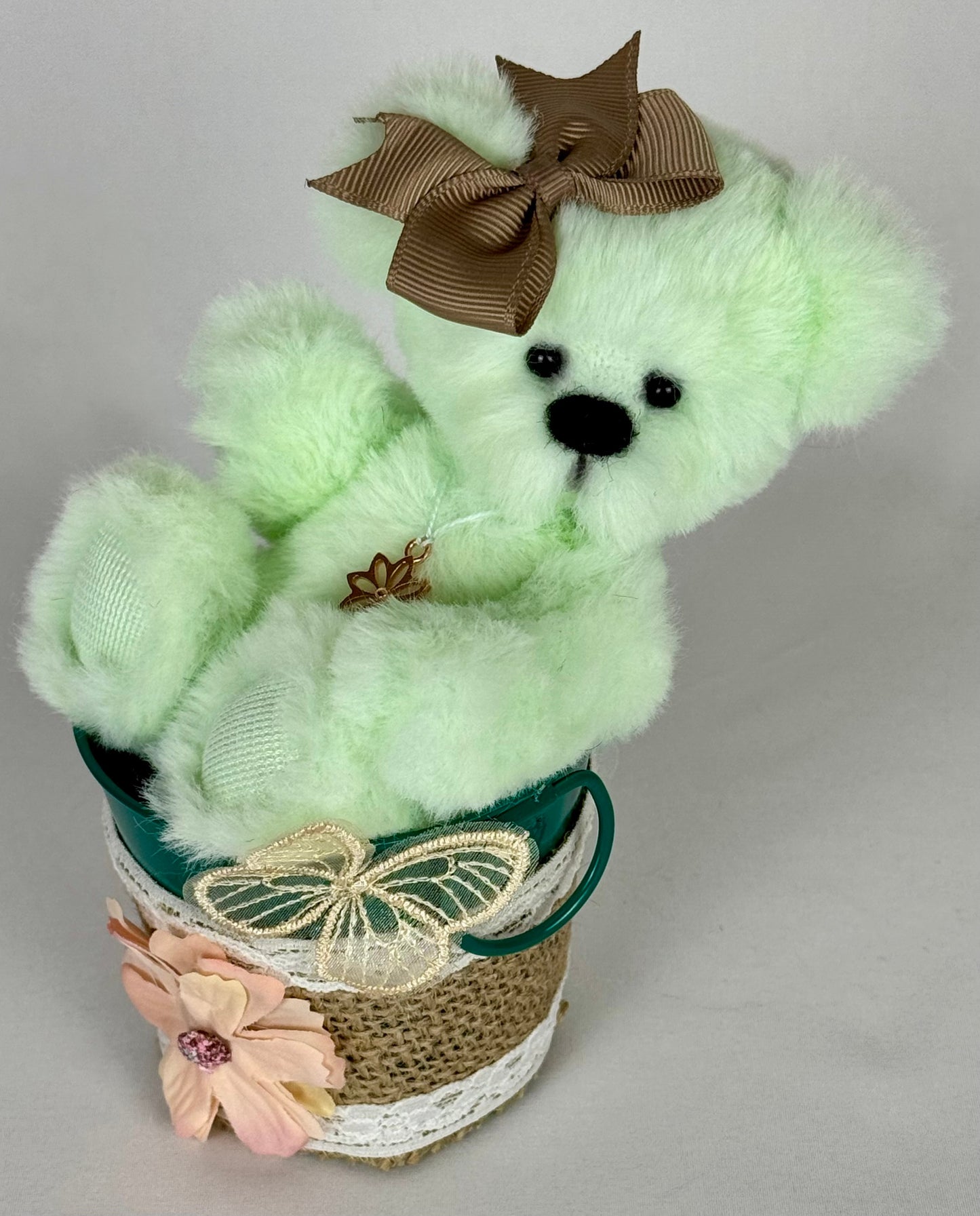 Little Flower – Ourse en peluche miniature de collection 14 cm | Ours fait main en fausse fourrure vert tendre | Pièce unique OOAK