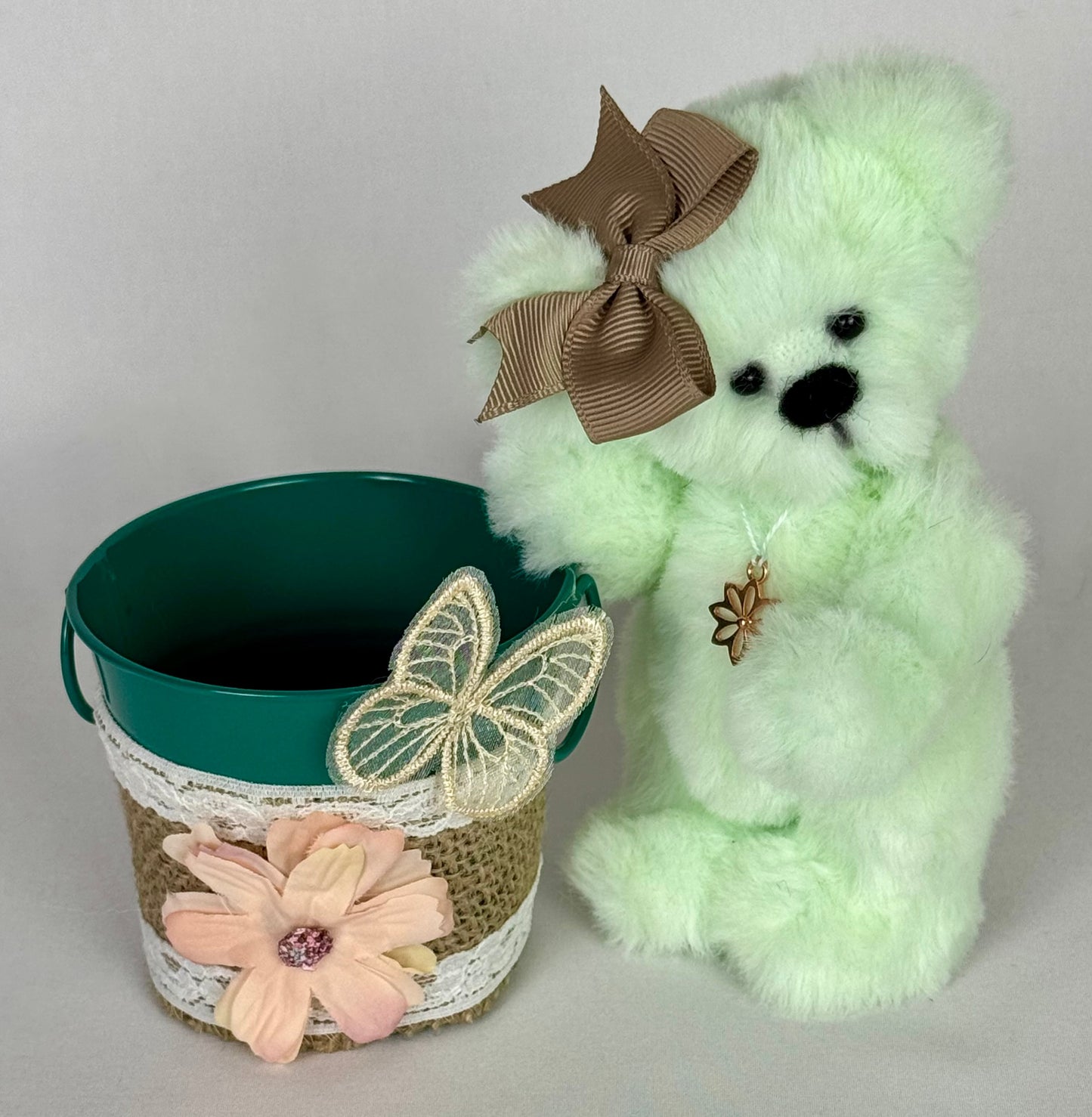 Little Flower – Ourse en peluche miniature de collection 14 cm | Ours fait main en fausse fourrure vert tendre | Pièce unique OOAK