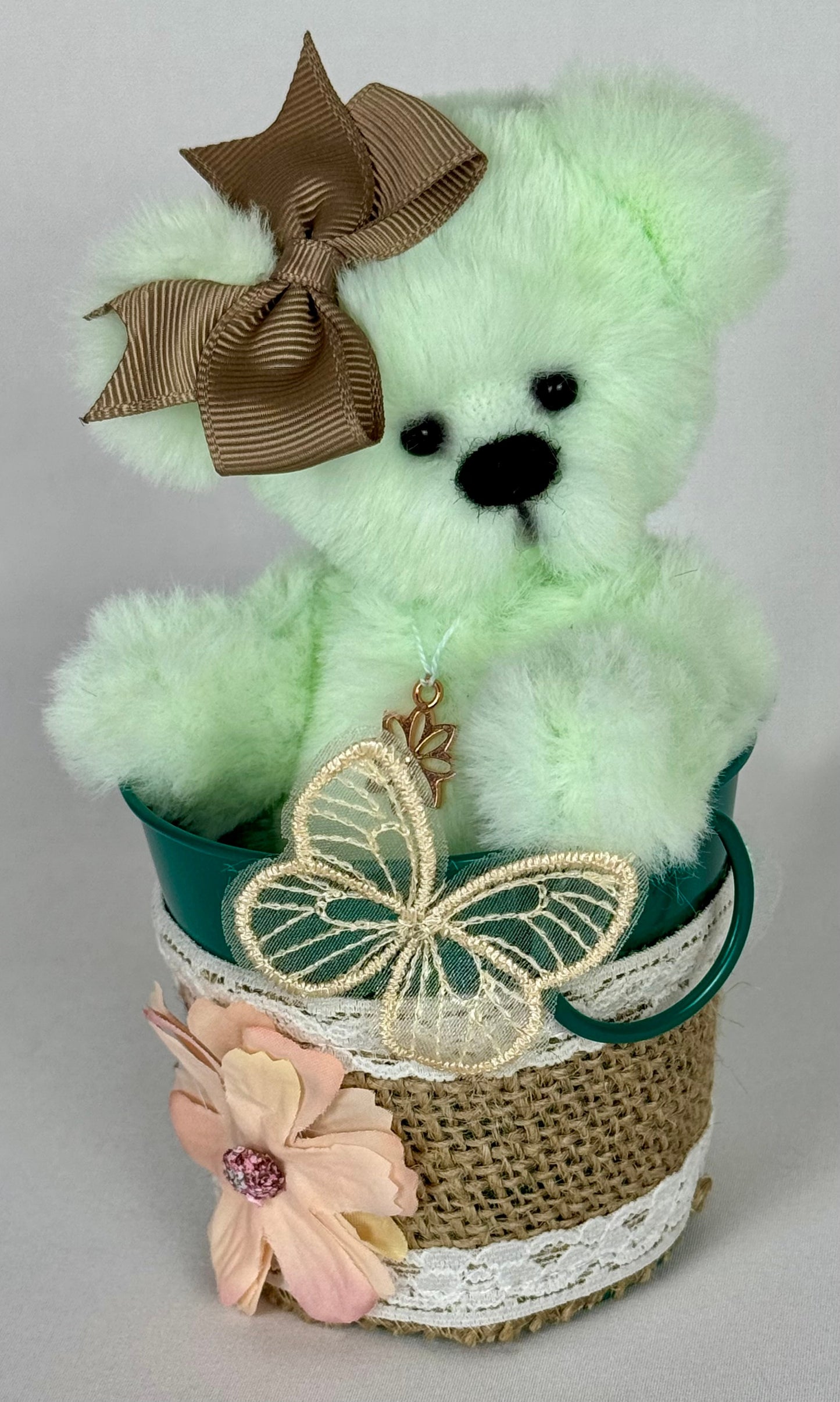 Little Flower – Ourse en peluche miniature de collection 14 cm | Ours fait main en fausse fourrure vert tendre | Pièce unique OOAK