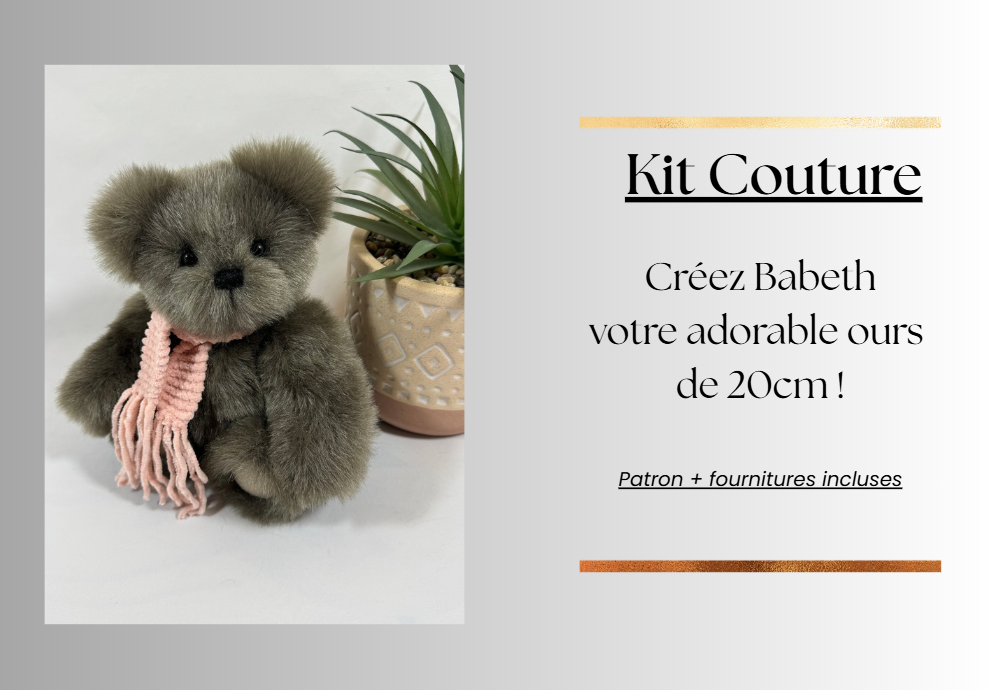 Kit couture Babeth ours articulé 20 cm en fausse fourrure gris taupe, patron et fournitures incluses, écharpe couleur au choix