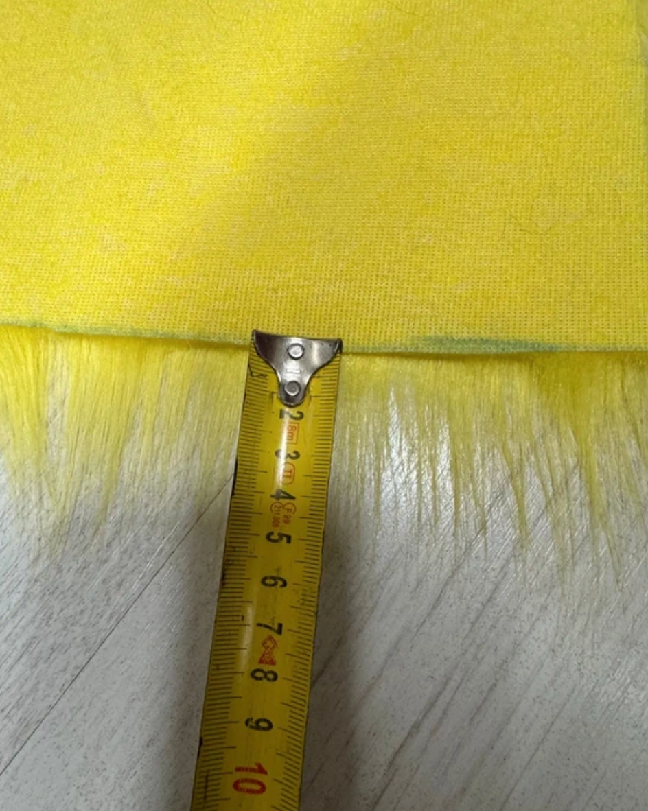 Coupon tissu de qualité fausse fourrure à poils longs doux jaune 50cm x 30cm