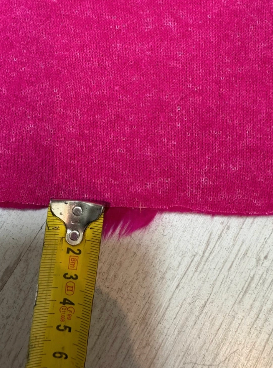 Coupon tissu fausse fourrure douce et légère rose fuchsia à poils mi-longs 30cm x 150cm