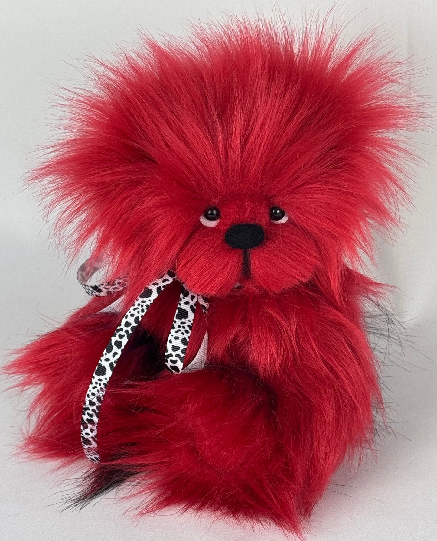 Ours de collection rouge en fausse fourrure, articulé en 5 points, fait main – modèle Scarleta