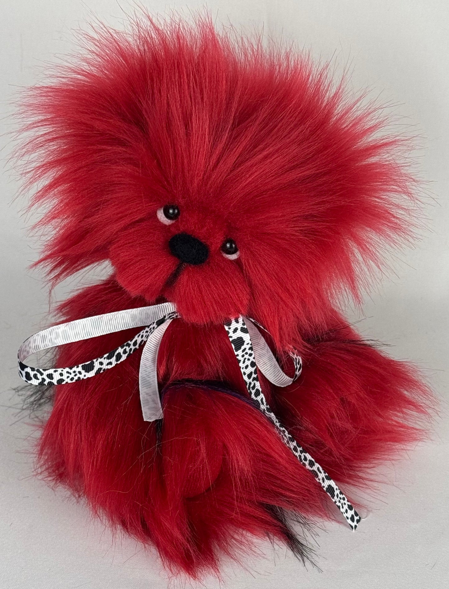 Peluches d’artiste – Scarleta, ours rouge avec yeux en verre et nez feutré à l’aiguille