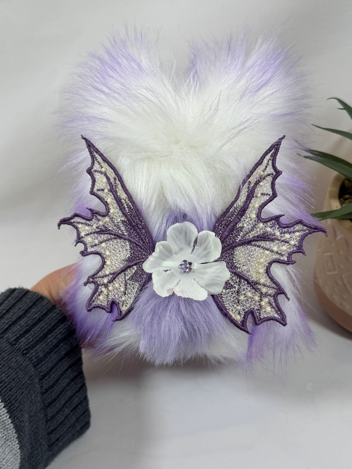 Création artisanale Frimousse Auréline en fausse fourrure blanche et violette avec yeux en verre