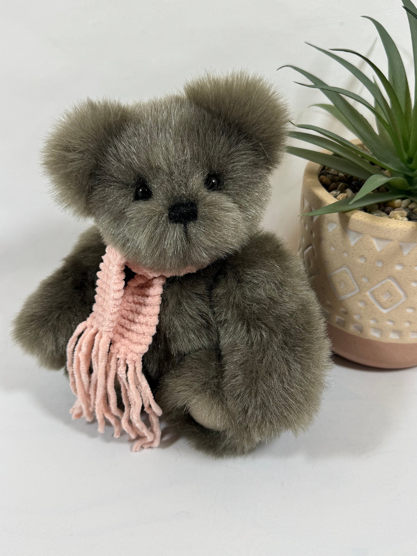 Ours de collection Babeth 20 cm en fausse fourrure gris taupe avec écharpe rose