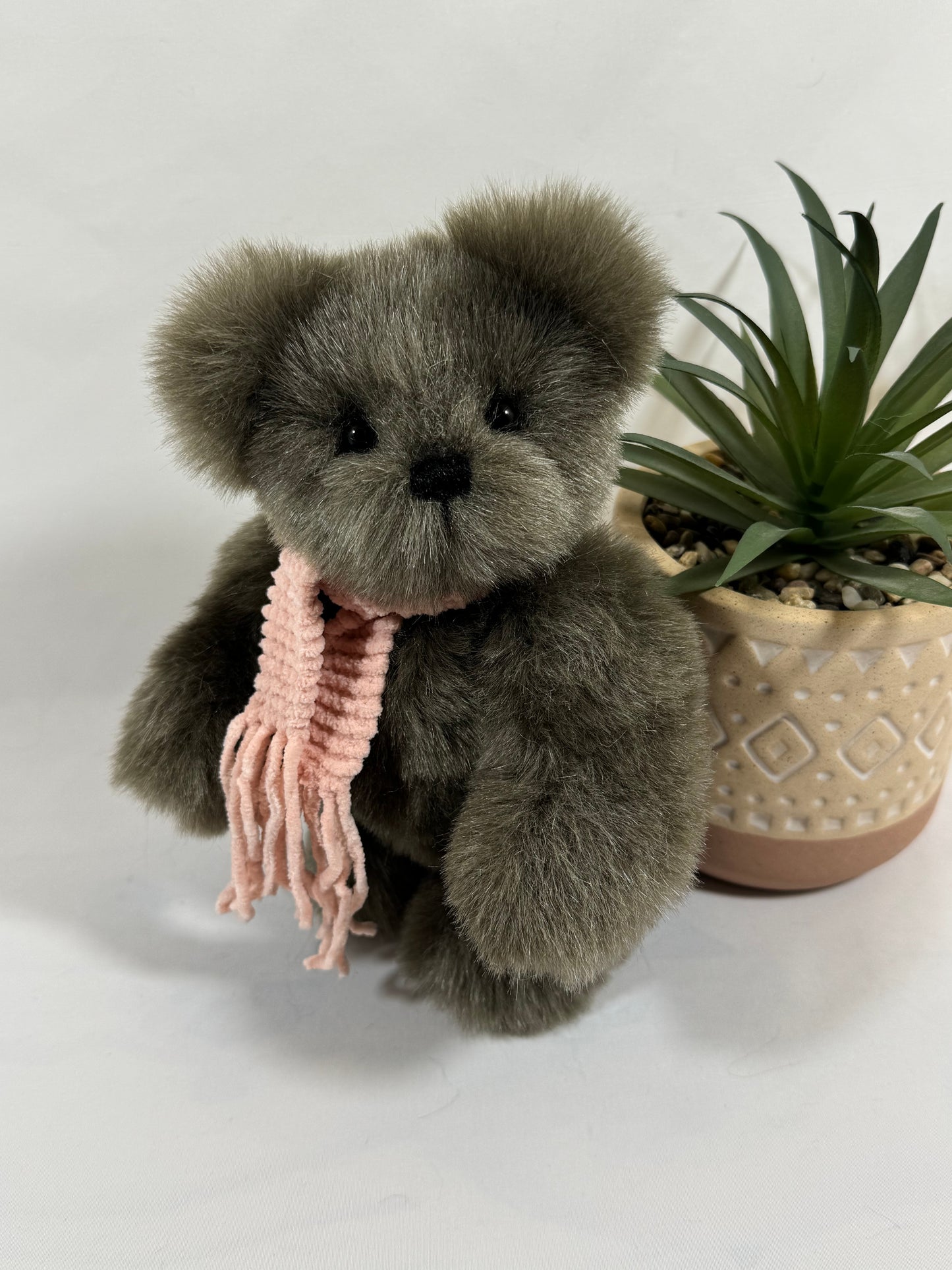 Détail du visage de l’ours Babeth fait main, yeux en verre et nez brodé