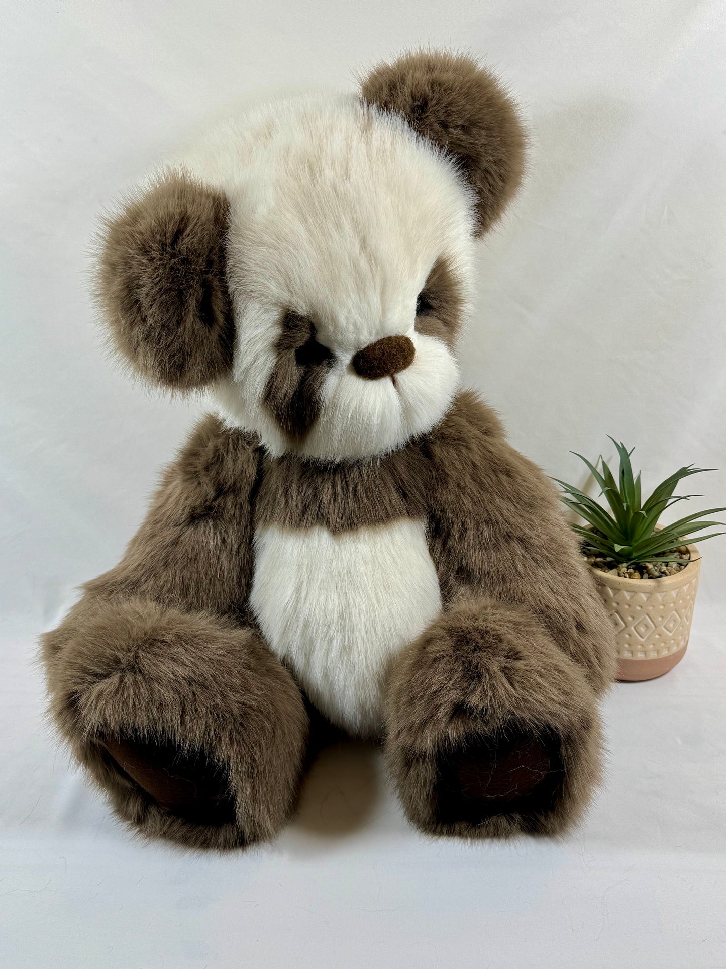 Balou – Panda de collection articulé 65 cm en fausse fourrure marron taupe et blanc crème