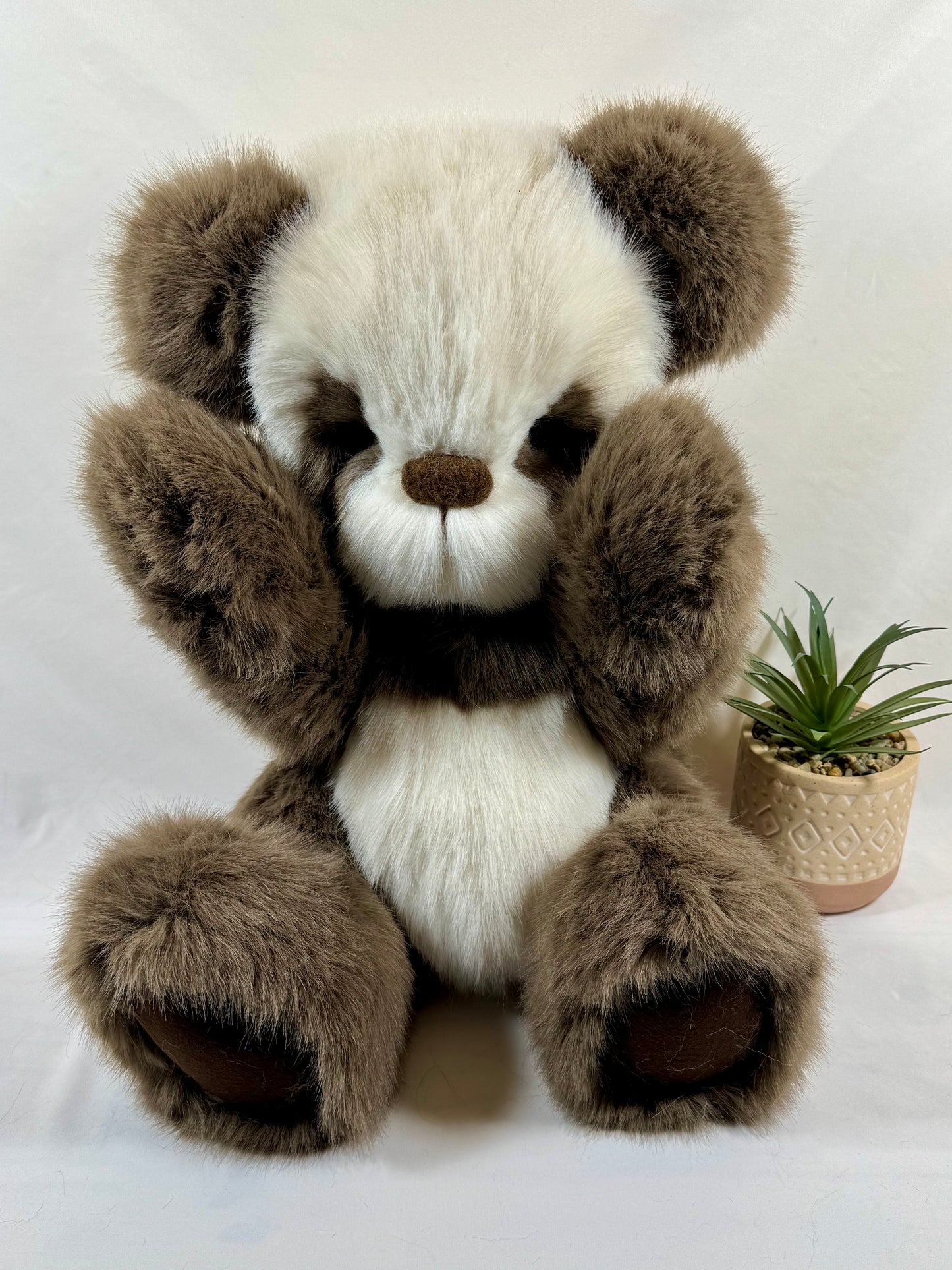 Balou – Panda de collection articulé 65 cm en fausse fourrure marron taupe et blanc crème