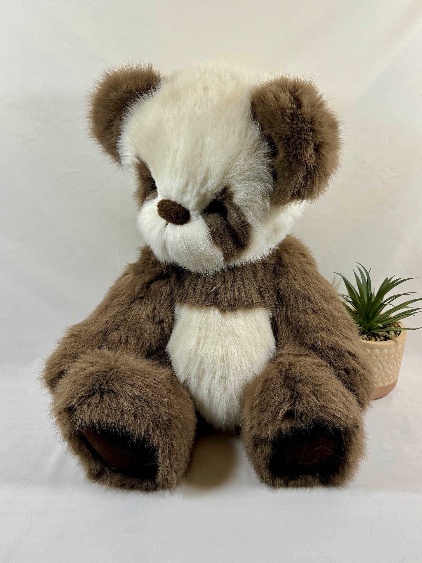 Balou – Panda de collection articulé 65 cm en fausse fourrure marron taupe et blanc crème