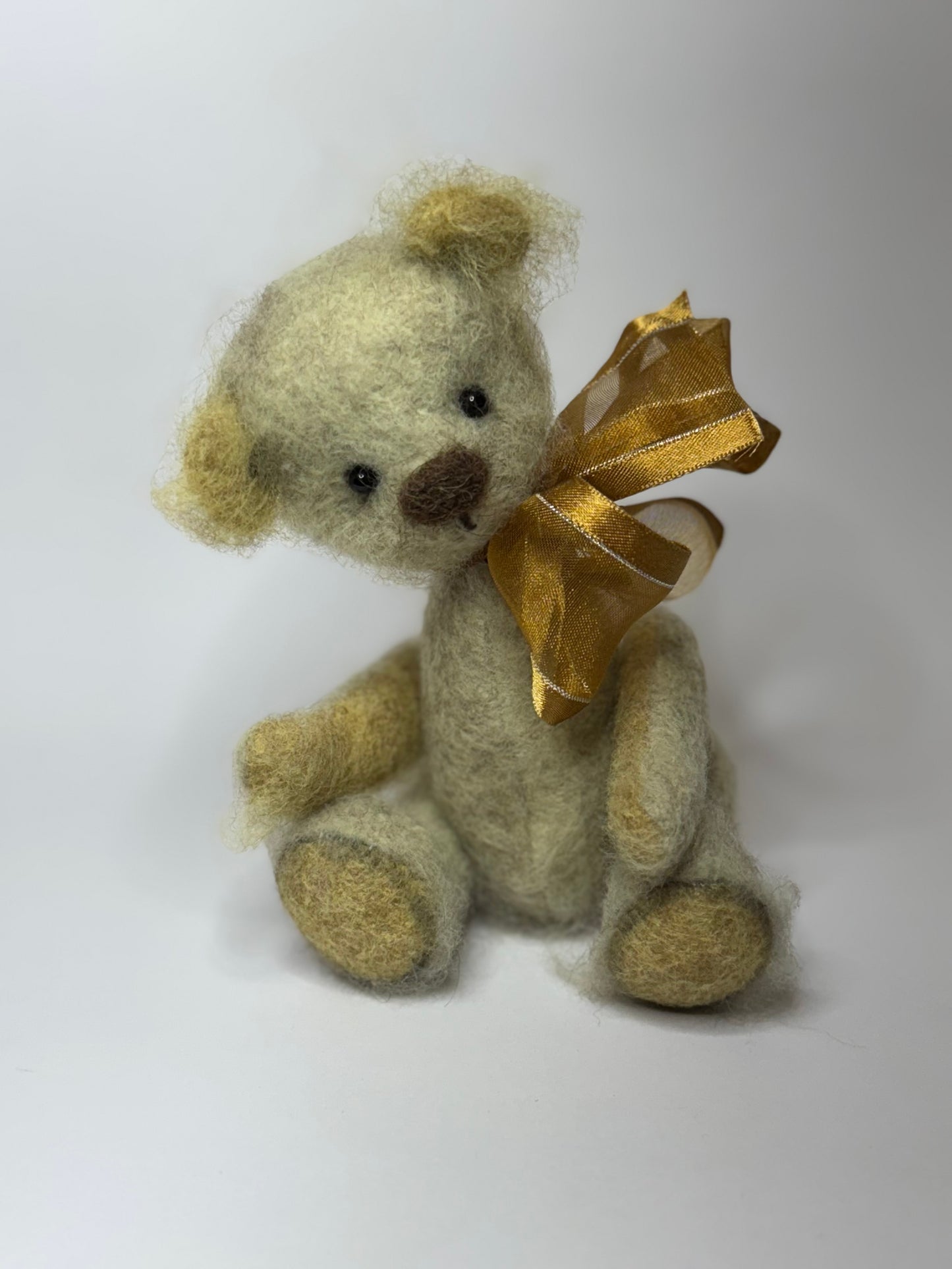 Basile ours en peluche miniature de collection 13cm (5.1") ours décoration feutrine de laine OOAK peluche textile PIECE UNIQUE