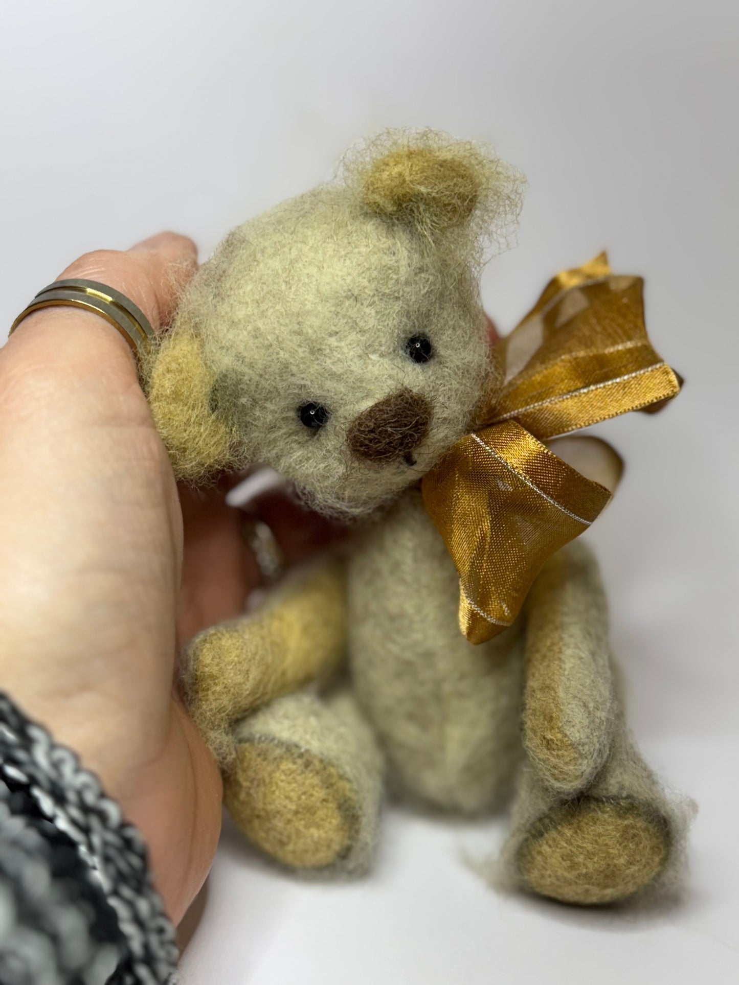 Basile ours en peluche miniature de collection 13cm (5.1") ours décoration feutrine de laine OOAK peluche textile PIECE UNIQUE