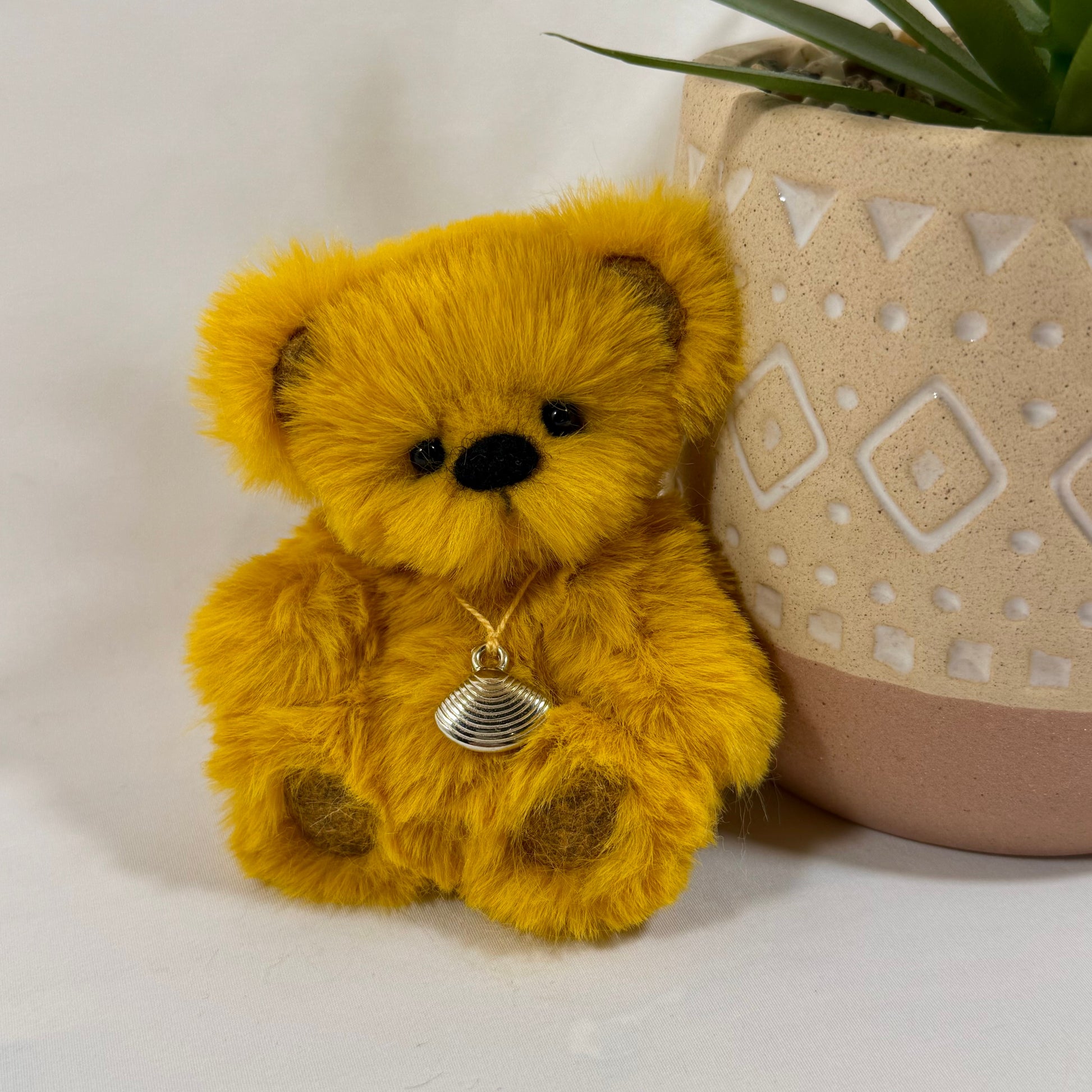 Ours miniature de collection Biena 10 cm cousu main en fausse fourrure caramel miel