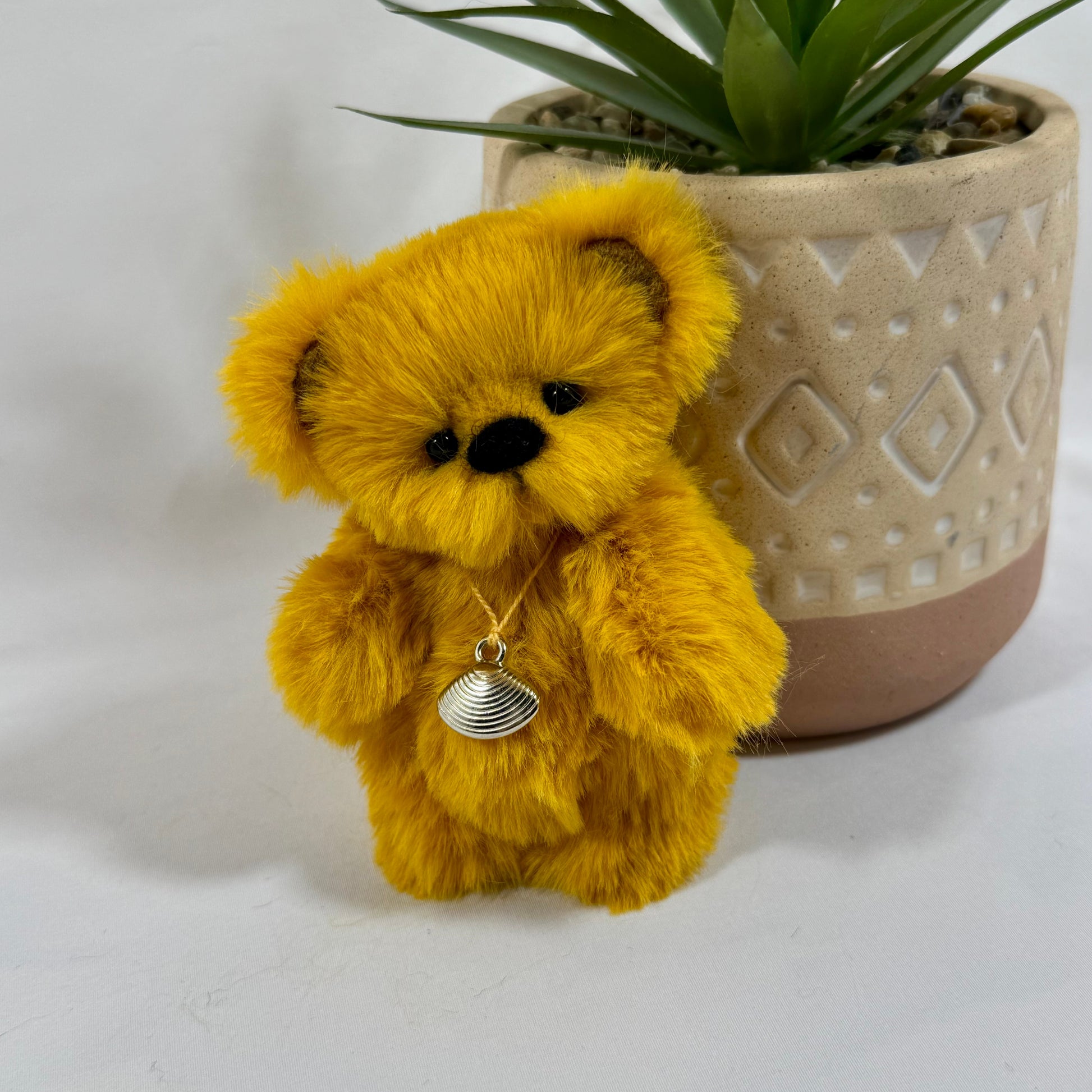 Petit ours articulé à l’ancienne Biena avec yeux en verre noir et pendentif coquillage