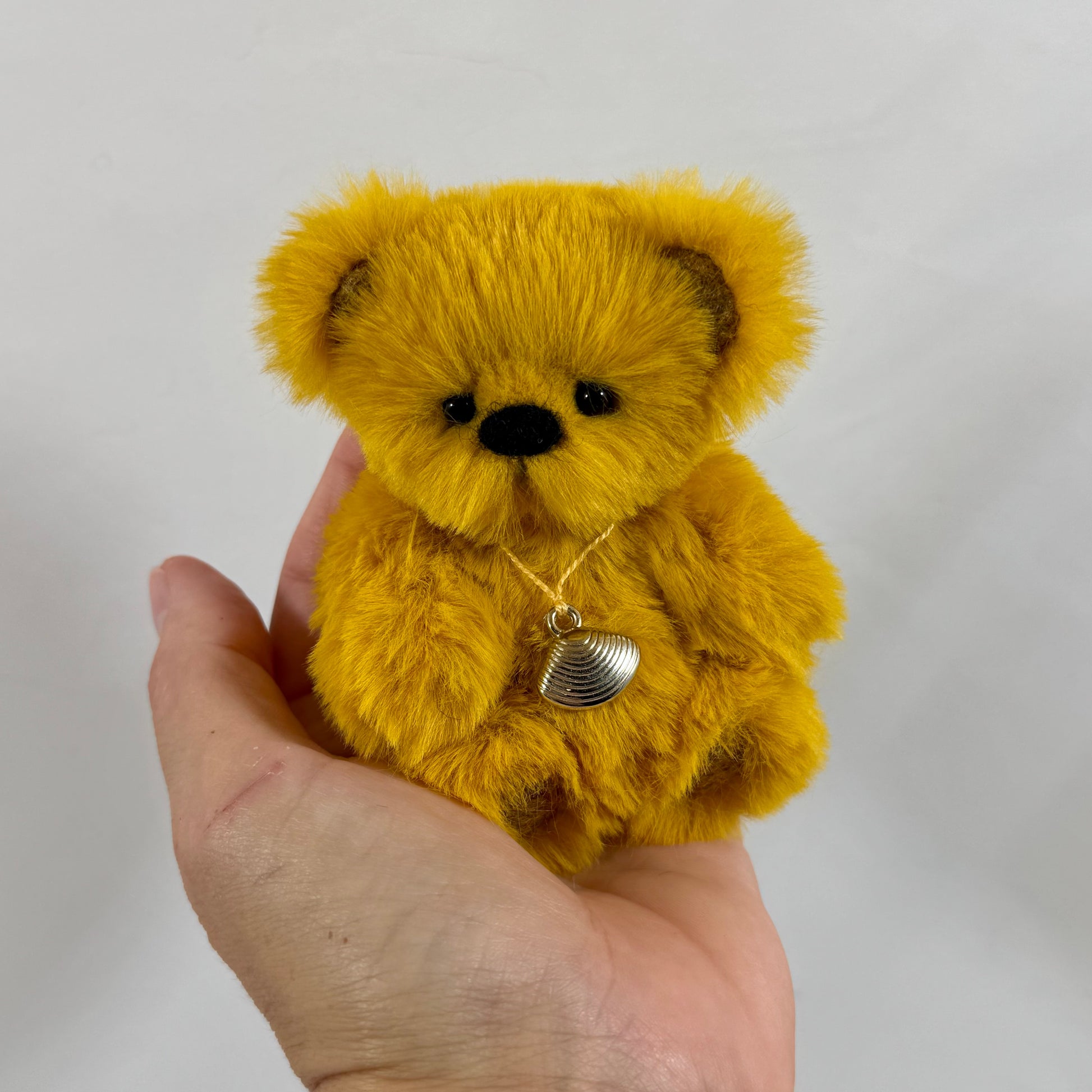 Ours artisanal miniature 10 cm couleur miel, pièce unique avec certificat d’authenticité