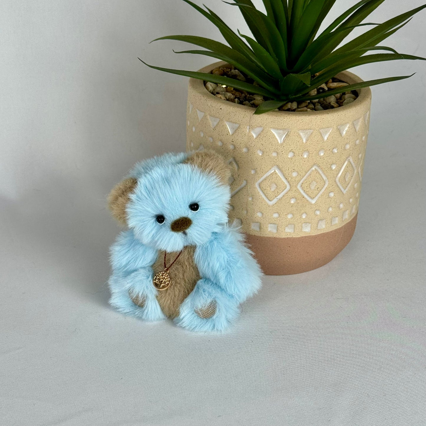 🧸 Blue – Ours miniature 10 cm bicolore ciel et beige | Articulé à l’ancienne, fait main 🐻