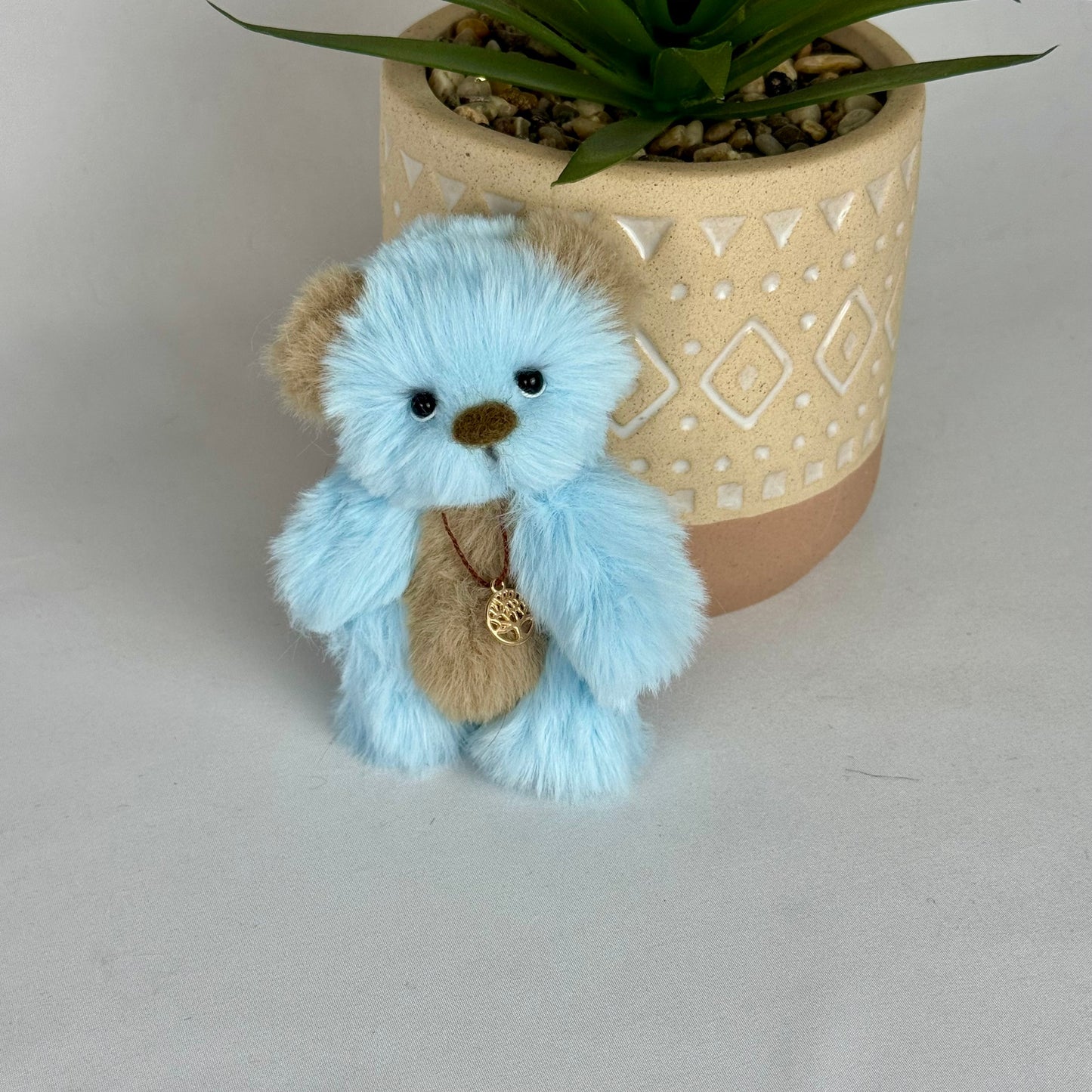 🧸 Blue – Ours miniature 10 cm bicolore ciel et beige | Articulé à l’ancienne, fait main 🐻