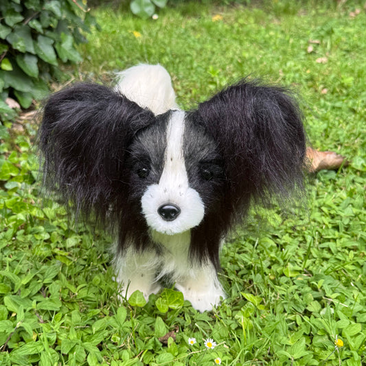 Chien en peluche réaliste Épagneul Papillon noir et blanc posé assis