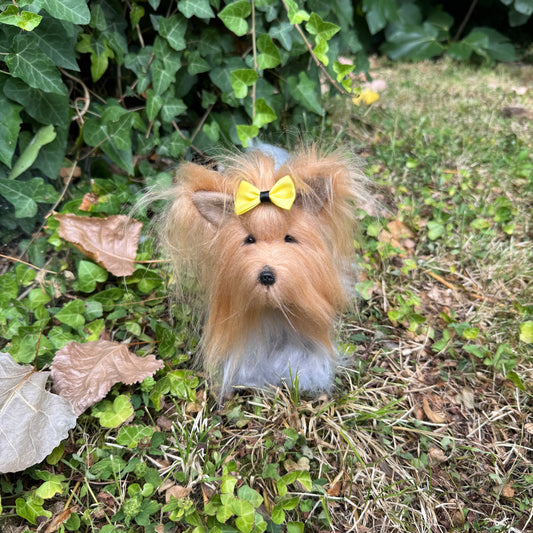 Peluche Yorkshire miniature Chanel debout dans l’herbe avec nœud jaune