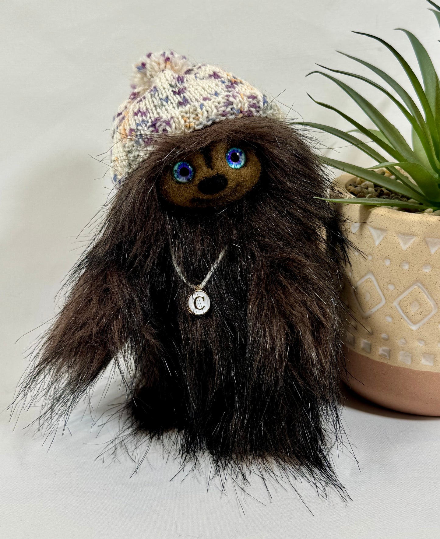 Châtaigne, Frimousse féérique en fausse fourrure marron avec yeux bleus – Collection Premiers Frissons,