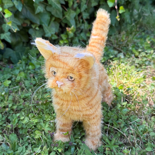 Chaton réaliste roux tigré fait main, posé debout de profil