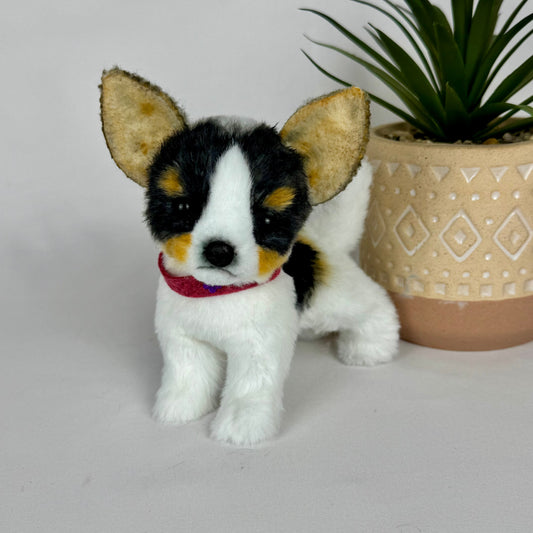 Chien miniature réaliste en fausse fourrure blanc, noir et marron fait main