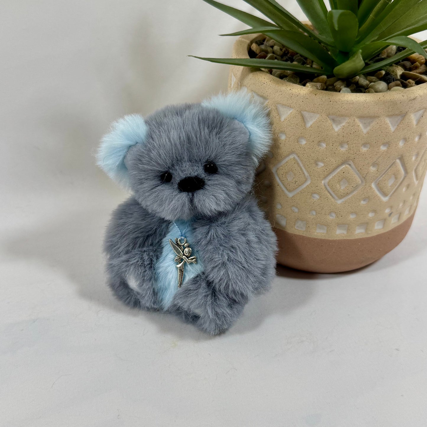 Petit ours artisanal Elfée avec yeux en verre noir et pendentif fée argentée