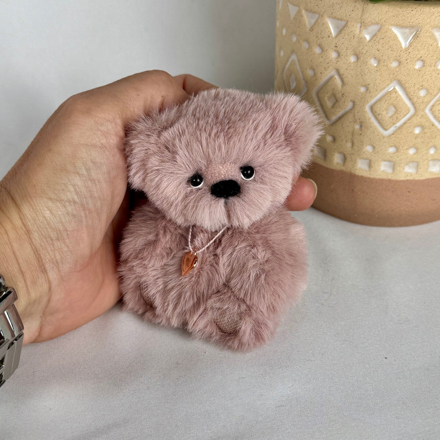 🧸 Elfy – Ours miniature de collection 10 cm | Articulé à l’ancienne, yeux en verre, fait main 🖐️