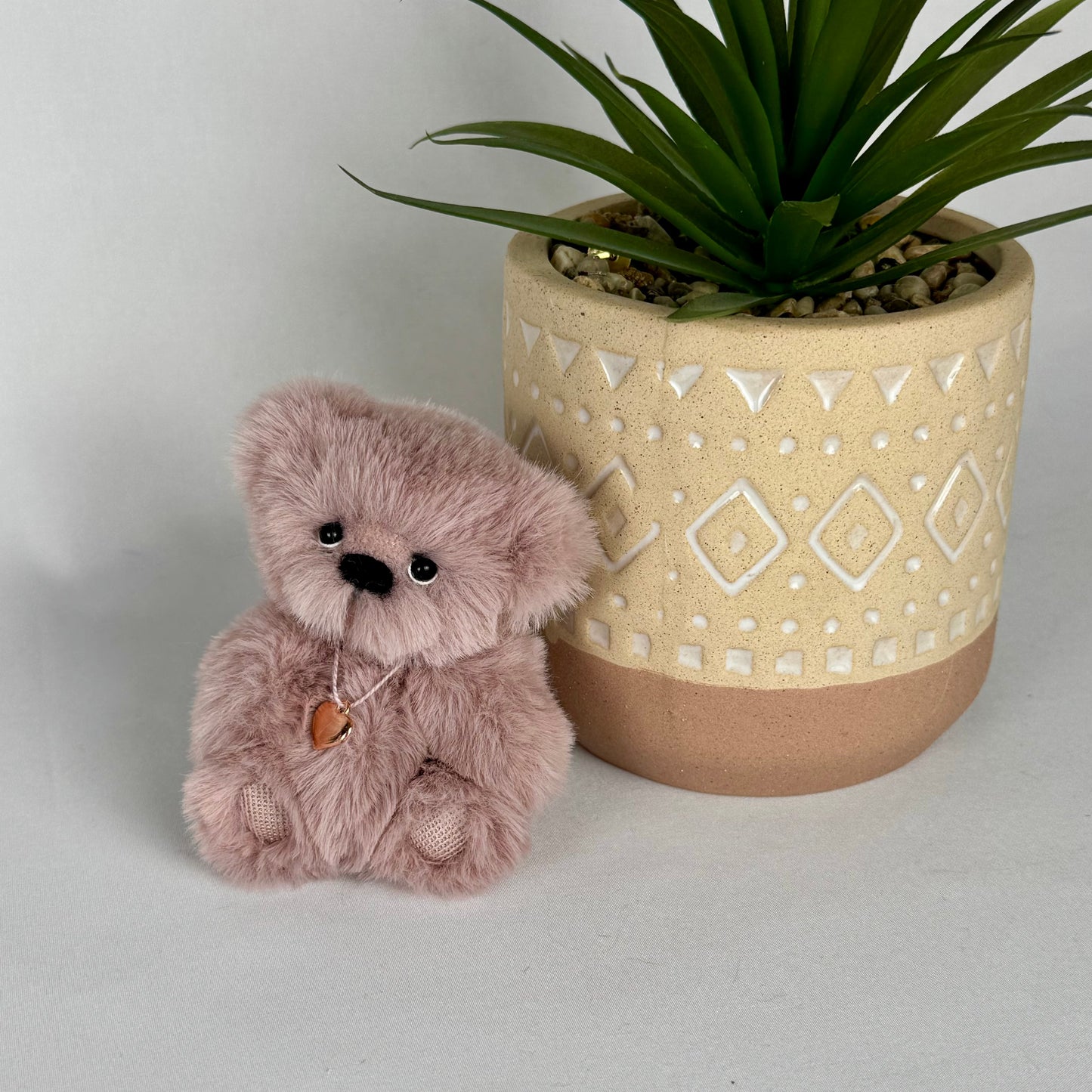 🧸 Elfy – Ours miniature de collection 10 cm | Articulé à l’ancienne, yeux en verre, fait main 🖐️
