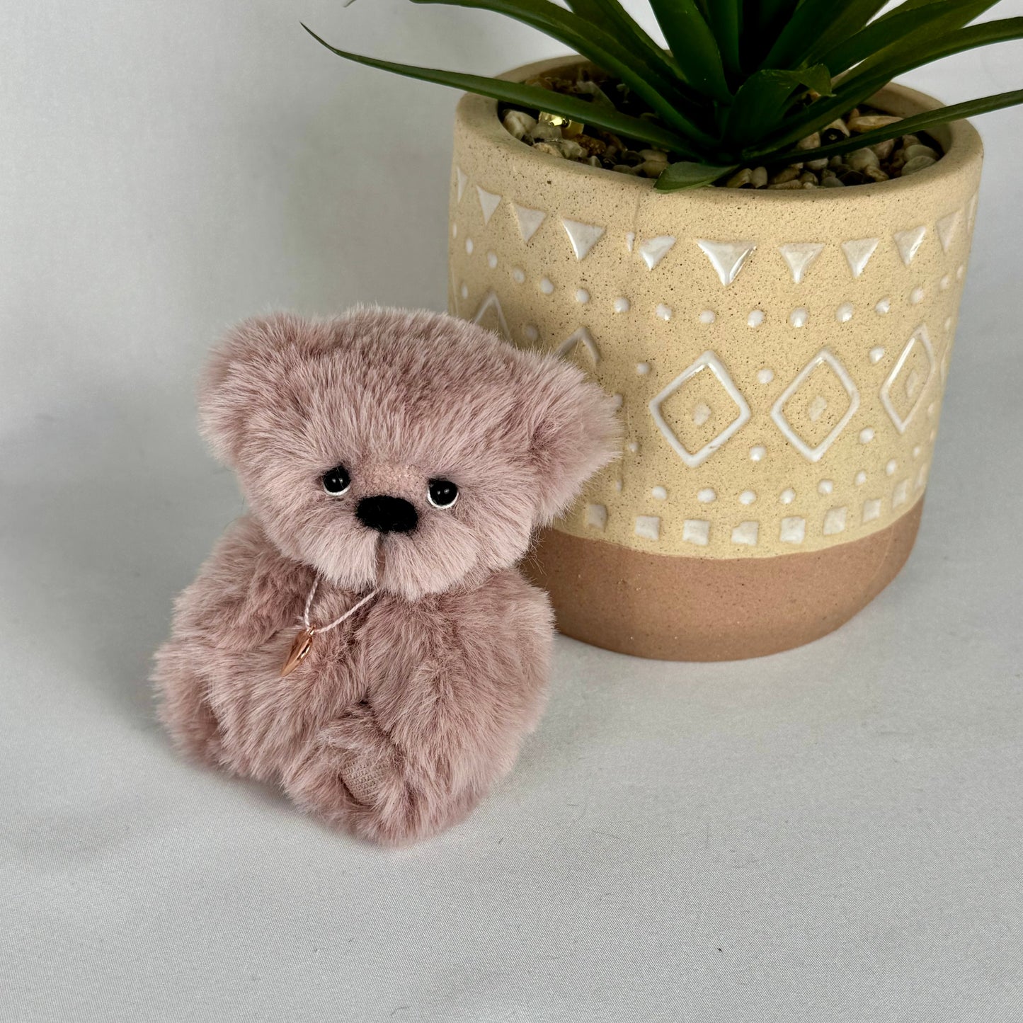 🧸 Elfy – Ours miniature de collection 10 cm | Articulé à l’ancienne, yeux en verre, fait main 🖐️