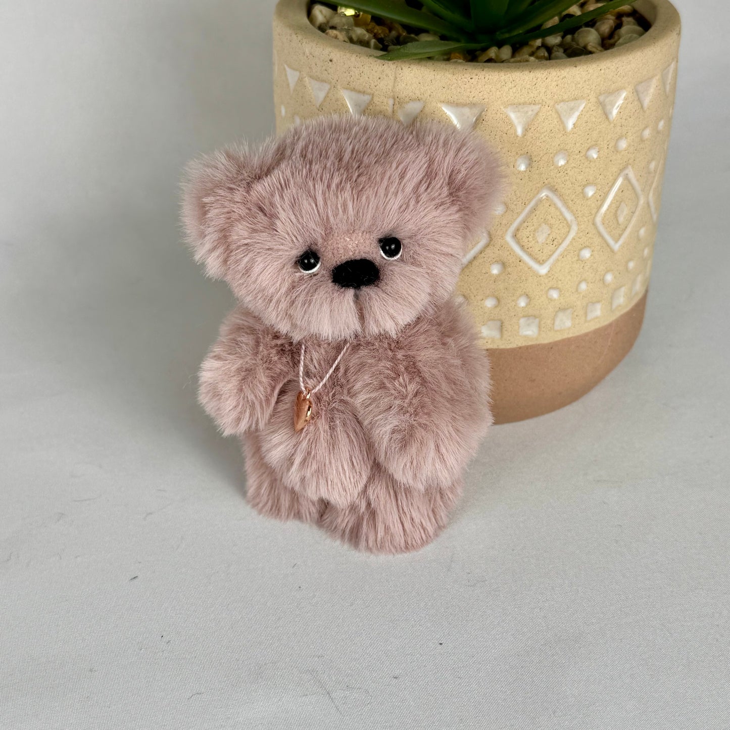 🧸 Elfy – Ours miniature de collection 10 cm | Articulé à l’ancienne, yeux en verre, fait main 🖐️