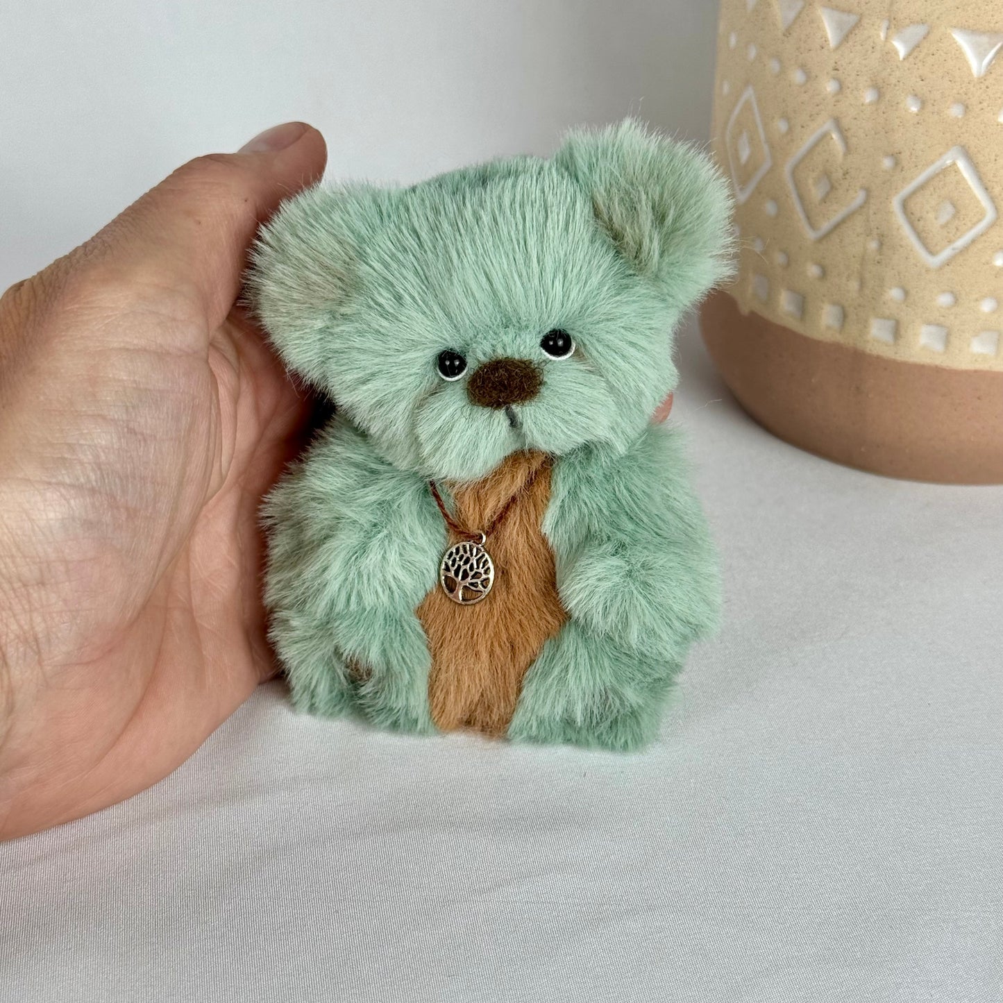 🧸 Emy – Ours miniature de collection 10 cm | Vert & marron, articulé à l’ancienne 🌿