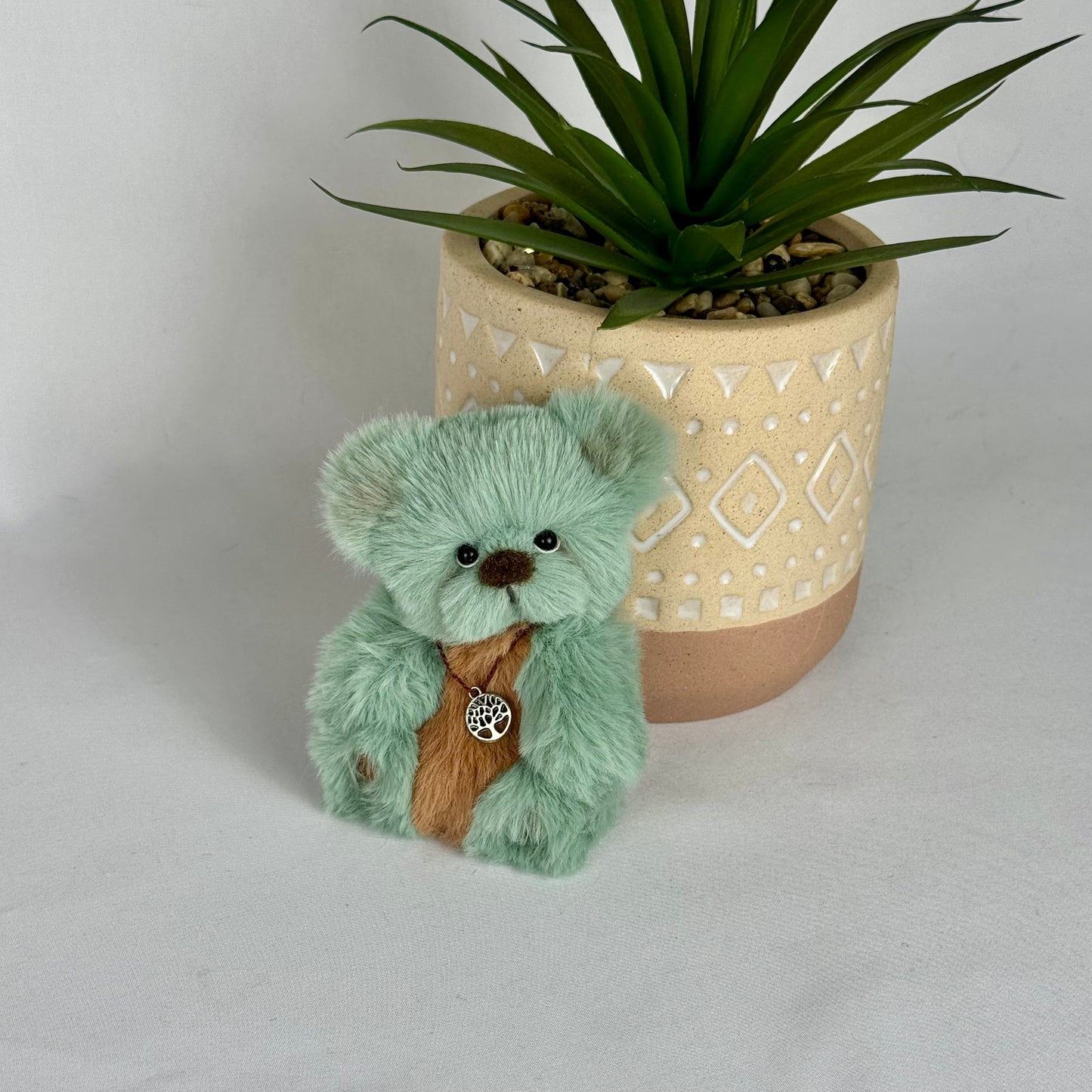 🧸 Emy – Ours miniature de collection 10 cm | Vert & marron, articulé à l’ancienne 🌿