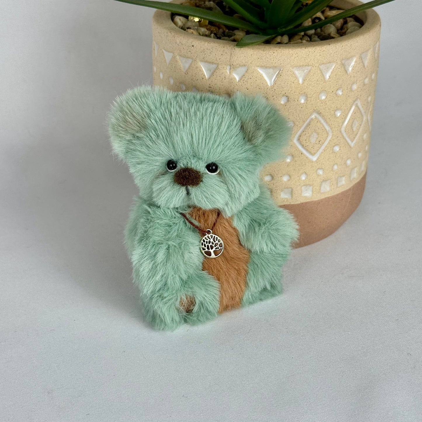 🧸 Emy – Ours miniature de collection 10 cm | Vert & marron, articulé à l’ancienne 🌿