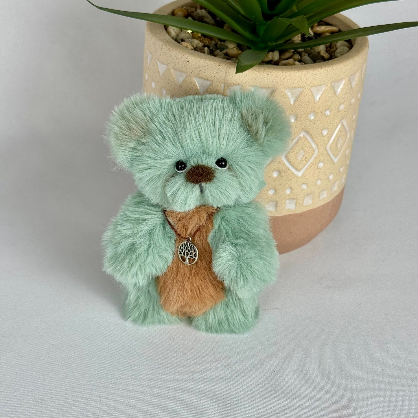 🧸 Emy – Ours miniature de collection 10 cm | Vert & marron, articulé à l’ancienne 🌿