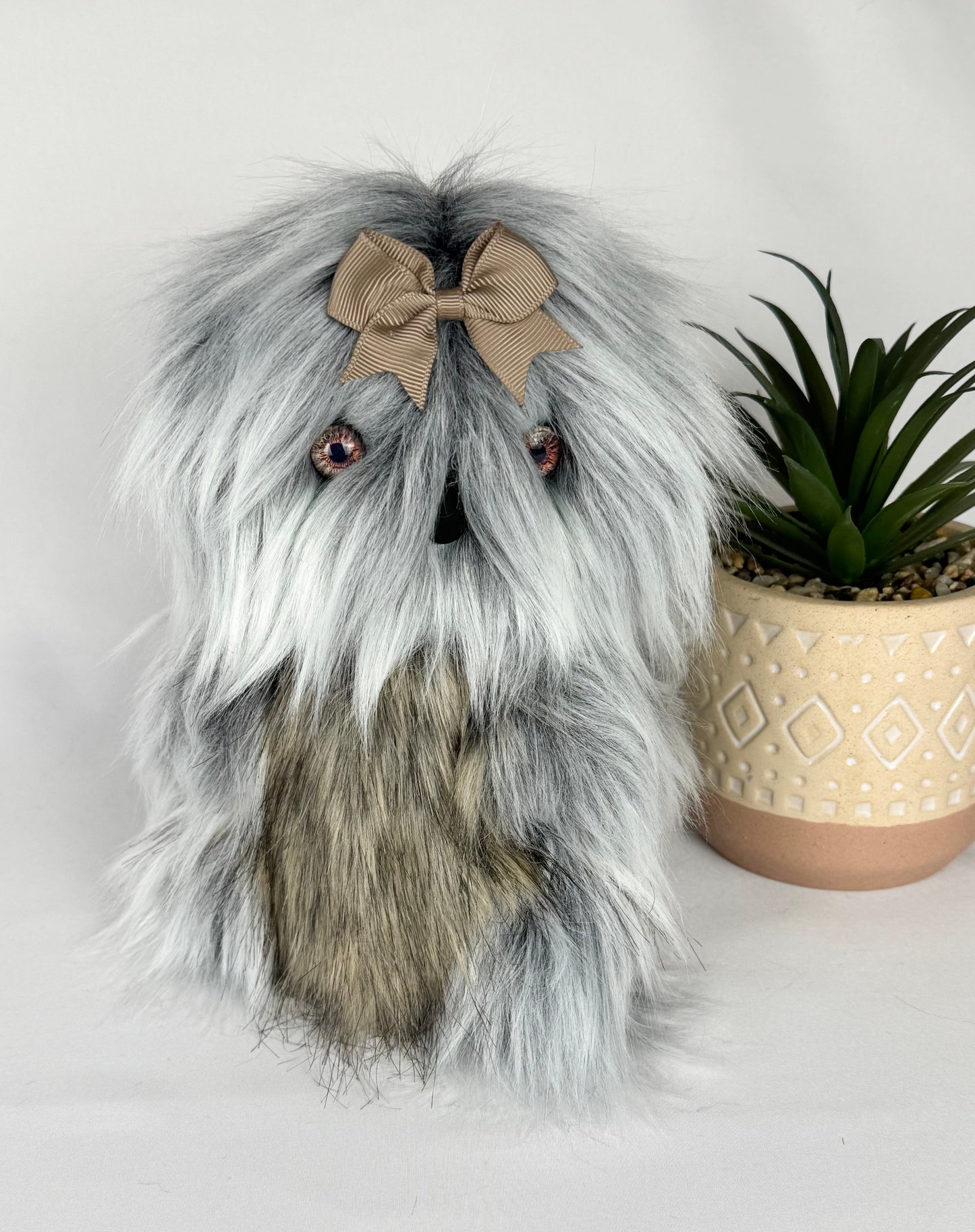 Esmeralda chouette d'artiste de collection 23cm articulée fait main collection décoration chouette en peluche OOAK chouette de collection