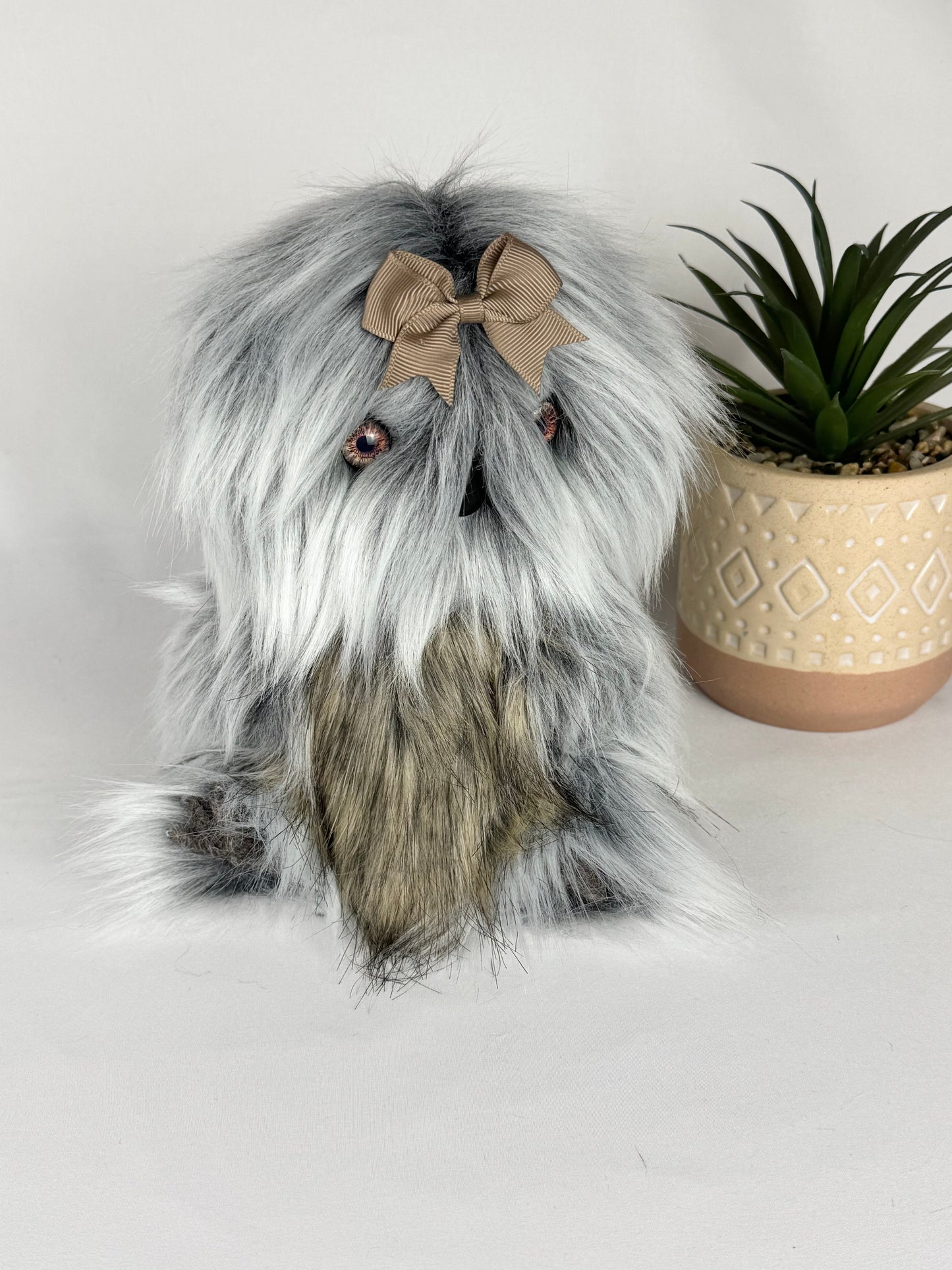 Esmeralda chouette d'artiste de collection 23cm articulée fait main collection décoration chouette en peluche OOAK chouette de collection