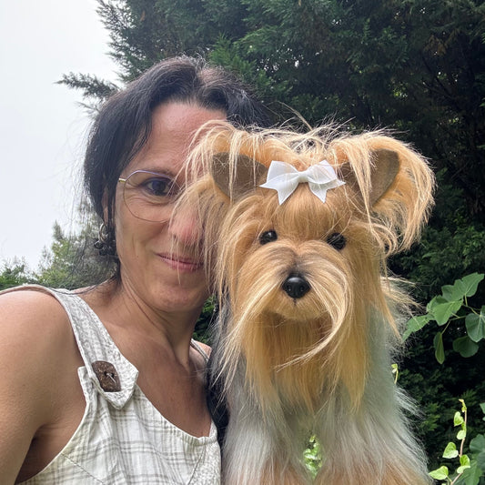 Fifi, chien en peluche de collection type Yorkshire, 45 cm, fait main avec détails ultra réalistes