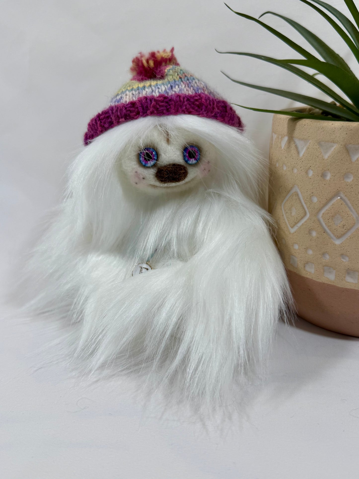 Flocon, Frimousse féérique en fausse fourrure blanche avec bonnet tricoté main – Collection Premiers Frissons, Un Ours dans ma Maison