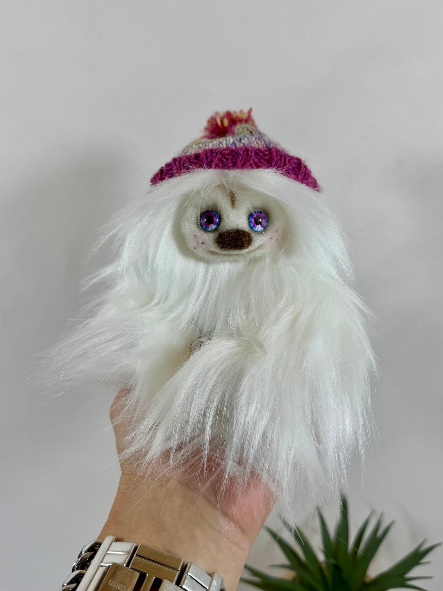 Frimousse Flocon articulée à l’ancienne, petit personnage féérique de 17 cm posé près d’une plante – création Un Ours dans ma Maison