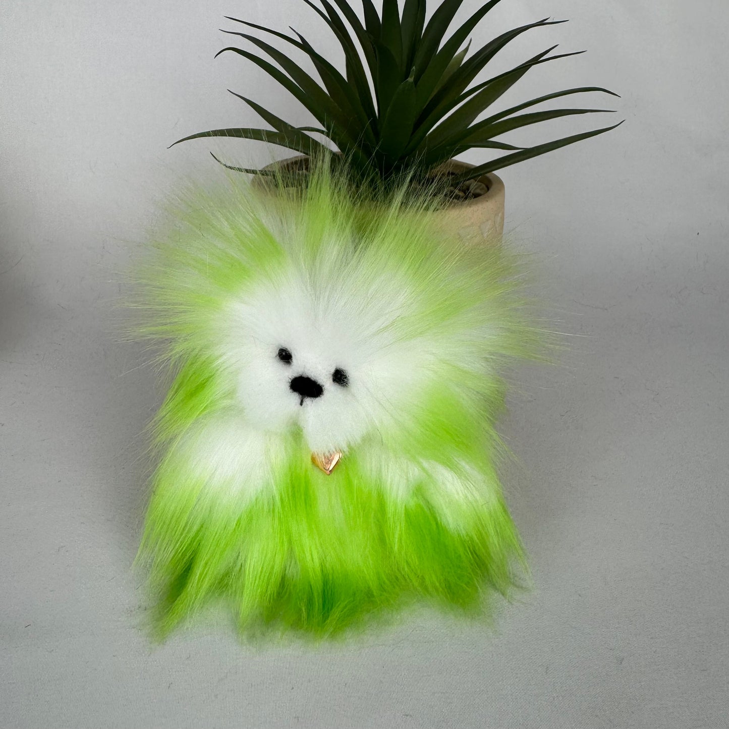 Ours miniature Granny articulé en fausse fourrure verte et blanche – vue de face