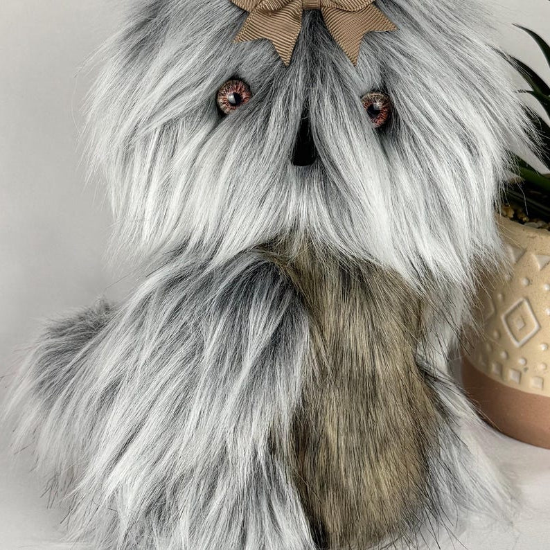 Esmeralda chouette d'artiste de collection 23cm articulée fait main collection décoration chouette en peluche OOAK chouette de collection