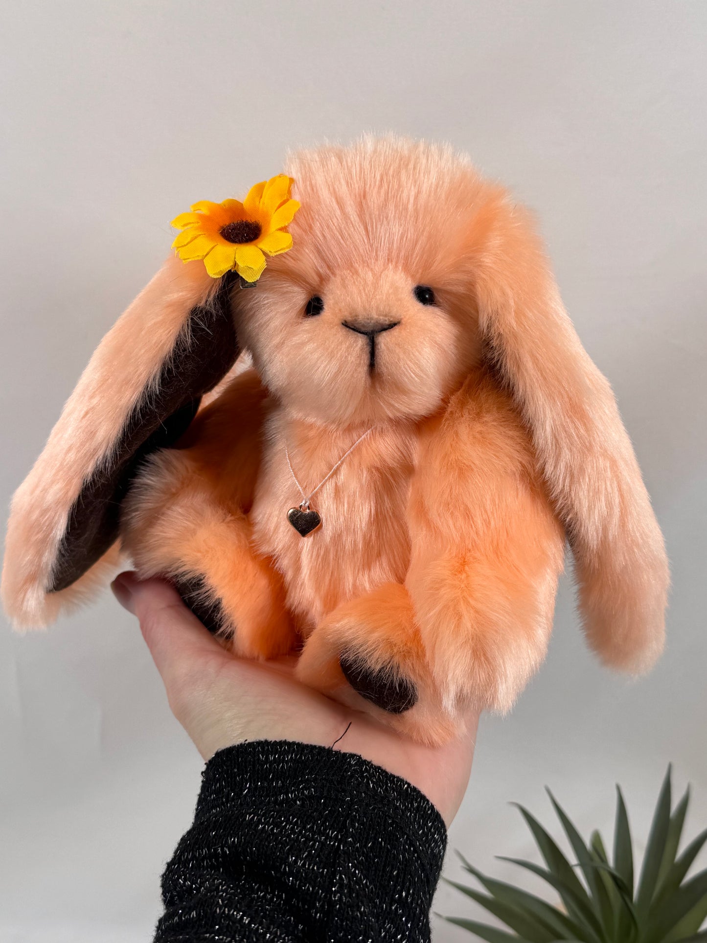 Lapine de collection Coralia 20 cm assise en fausse fourrure douce création artisanale