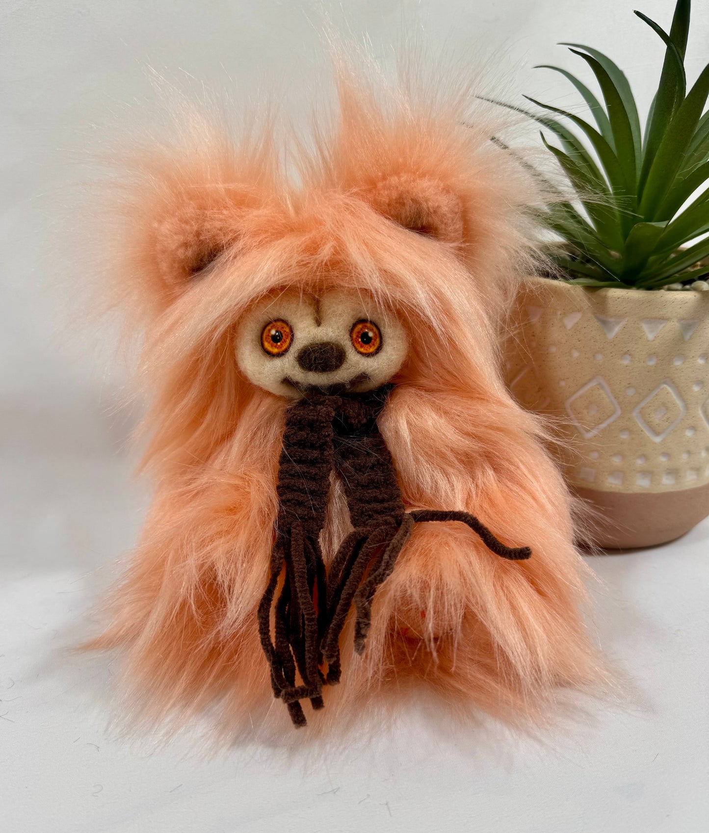 Ours de collection artisanal Louna 17 cm en fausse fourrure corail avec yeux de verre