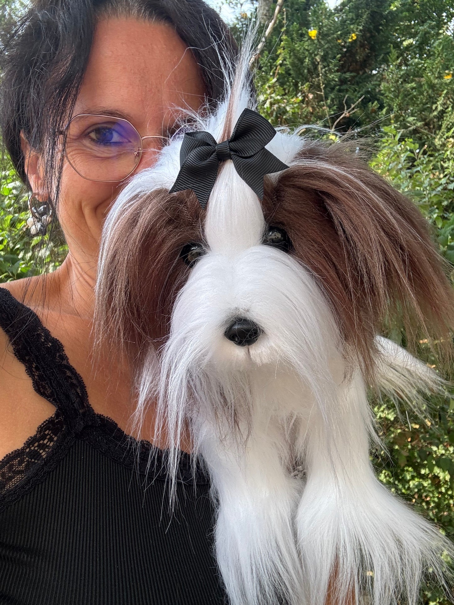 Peluches de collection Shih Tzu fait main avec armature articulée et ruban noir délicat