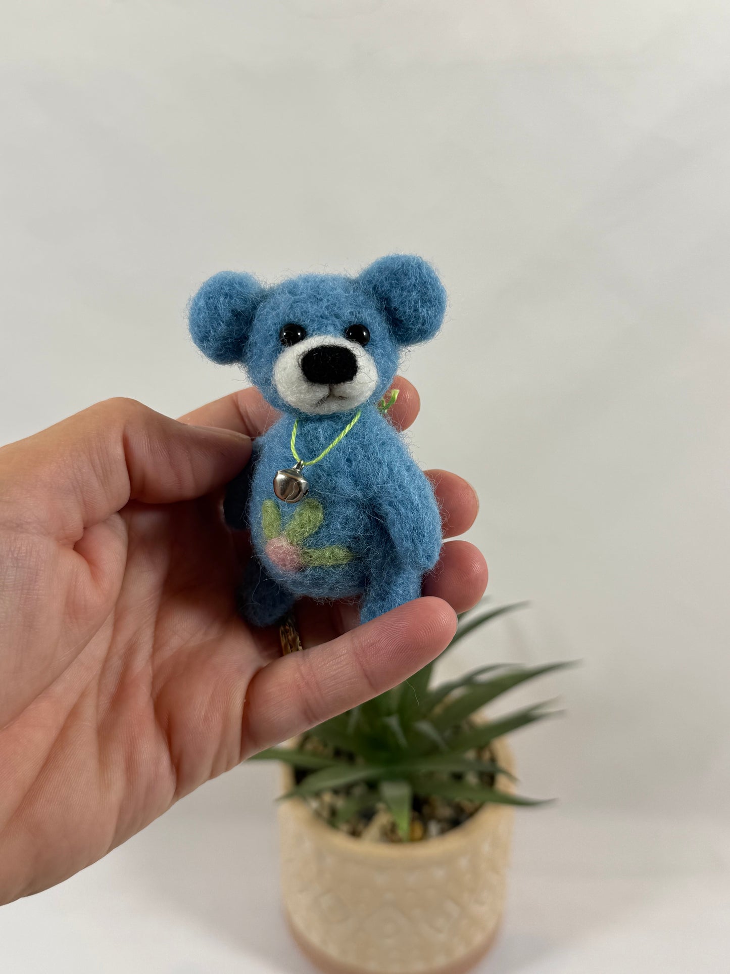 Petit ours porte-clés artisanal en laine cardée, idée cadeau originale