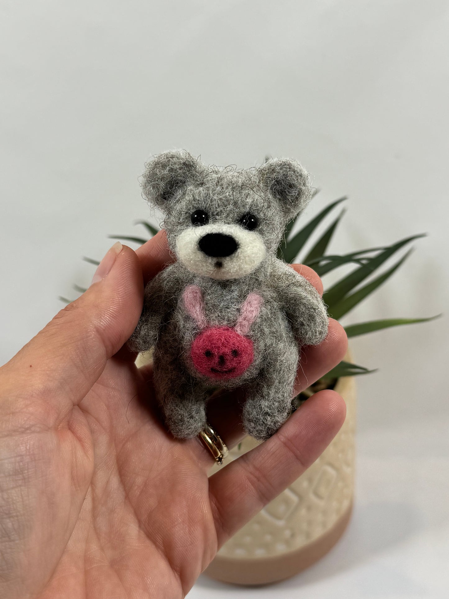 Petit ours feutré gris 9 cm avec sac rose – porte-clés porte-bonheur artisanal
